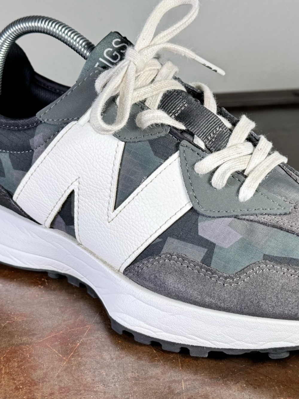 New Balance Figs 327 Women’s Size 9.5/Men’s 8 Gray Camouflage Athletic Sneakers - Picture 4 of 10